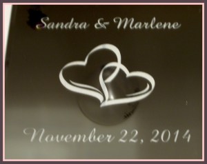 Un lindo espejo con los nombres grabados y la fecha de la boda, el cual será recuerdo eterno de la celebración. 